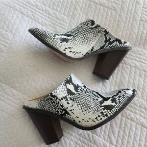 Chase and chloe snake pointy mules